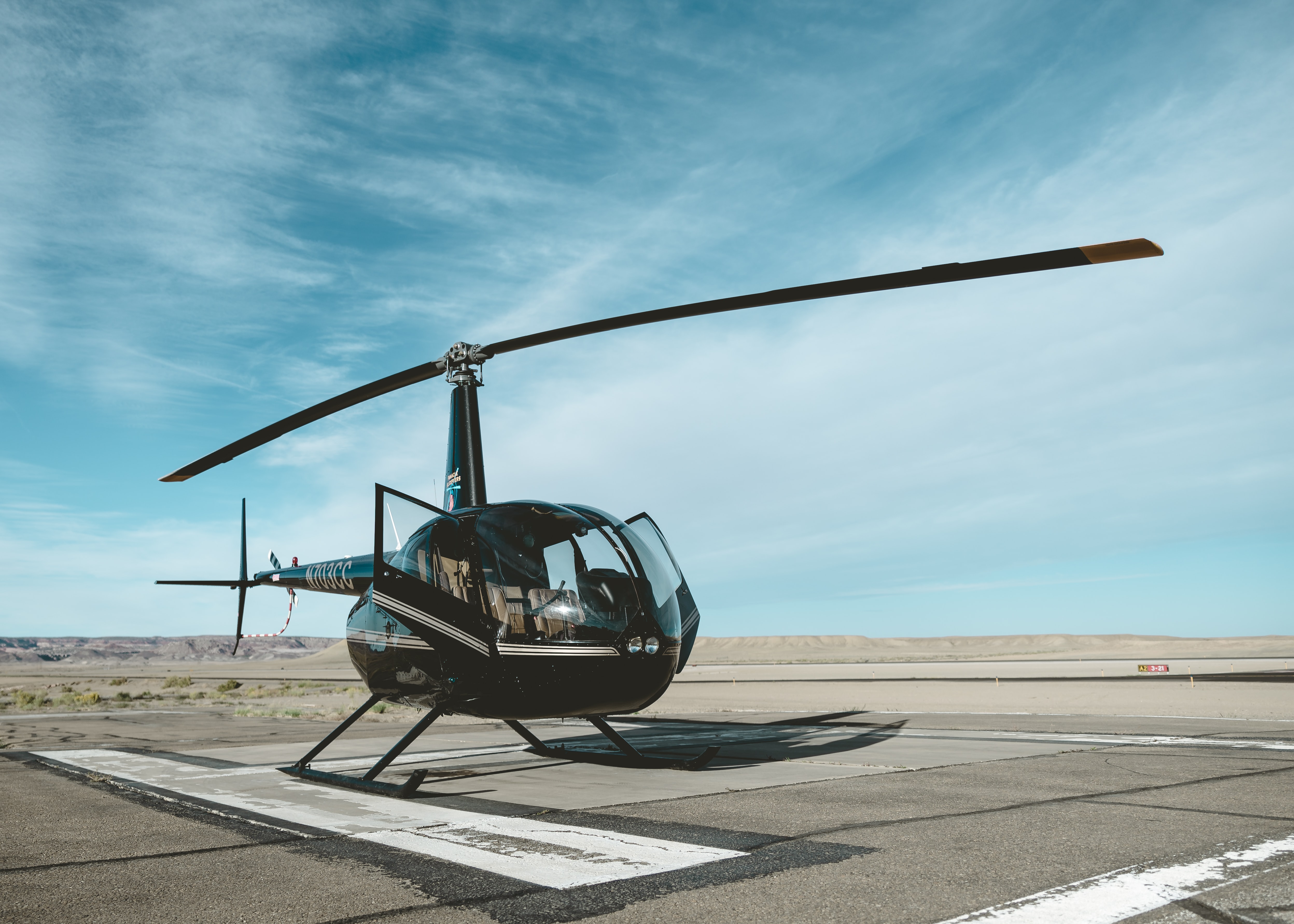 Robinson R44 en hangar — Manta